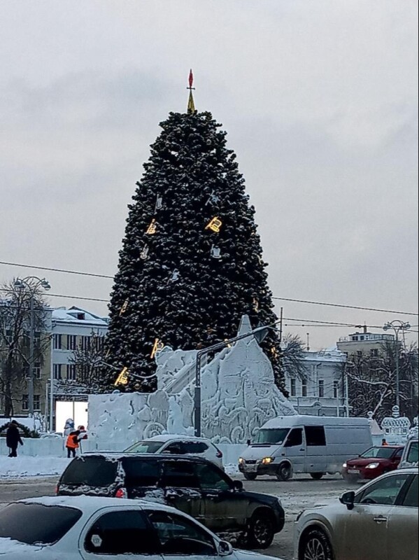 Главную елку Екатеринбурга изменят, чтобы она походила на стог, а не яйцо 