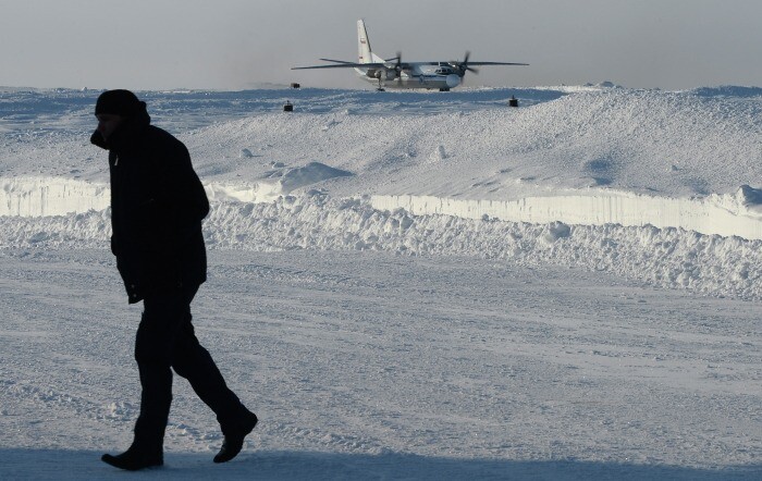 Самолет Ан-24 в Якутии приземлился вне взлетно-посадочной полосы (версия 2)