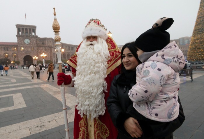 Дед Мороз поздравил 8,5 тыс. соотечественников во время заграничного тура