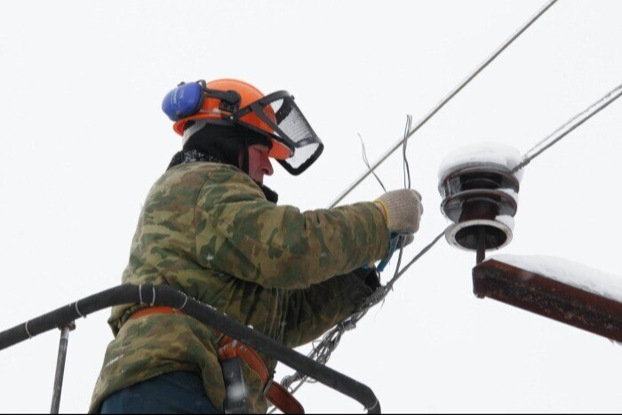 Нарушенное из-за непогоды энергоснабжение восстанавливают в Тверской области