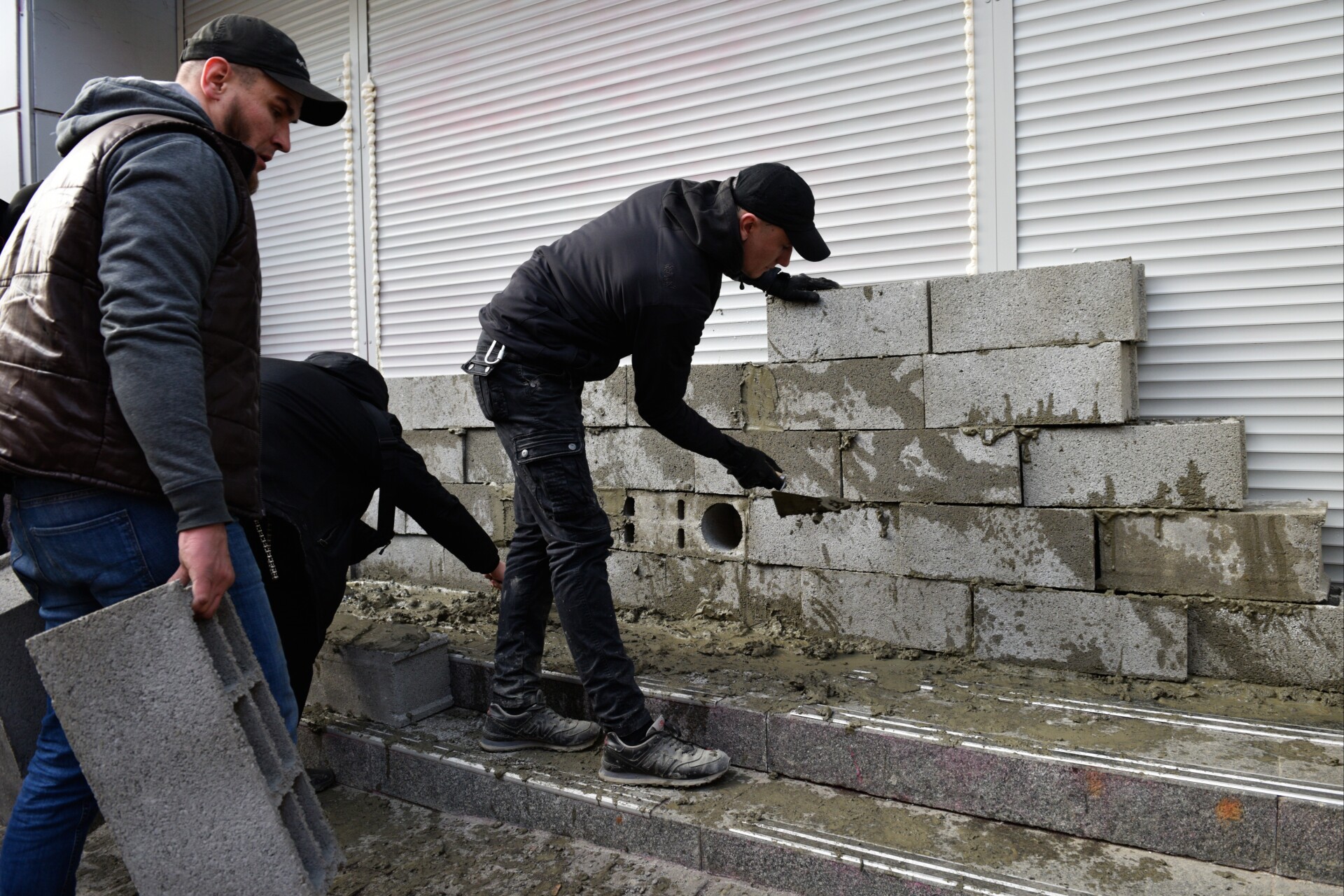 Остановки в Белгороде начали укреплять для защиты жителей от обстрелов - власти