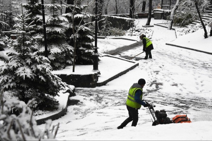 Омский губернатор поручил усилить работу по уборке городских улиц от снега