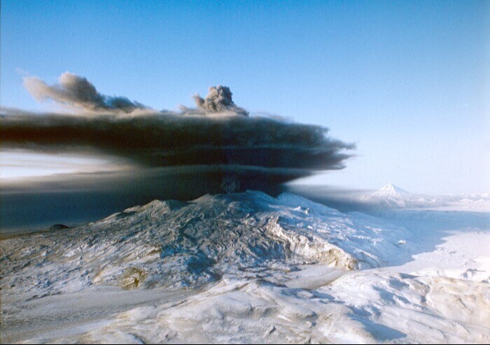 Вулкан Эбеко на Северных Курилах дважды за день выбросил пепел на высоту 3 км