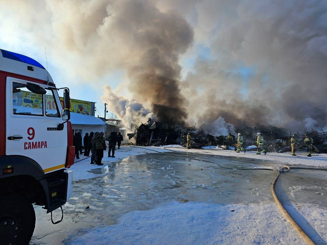 Крупный пожар на рынке локализован в Самаре