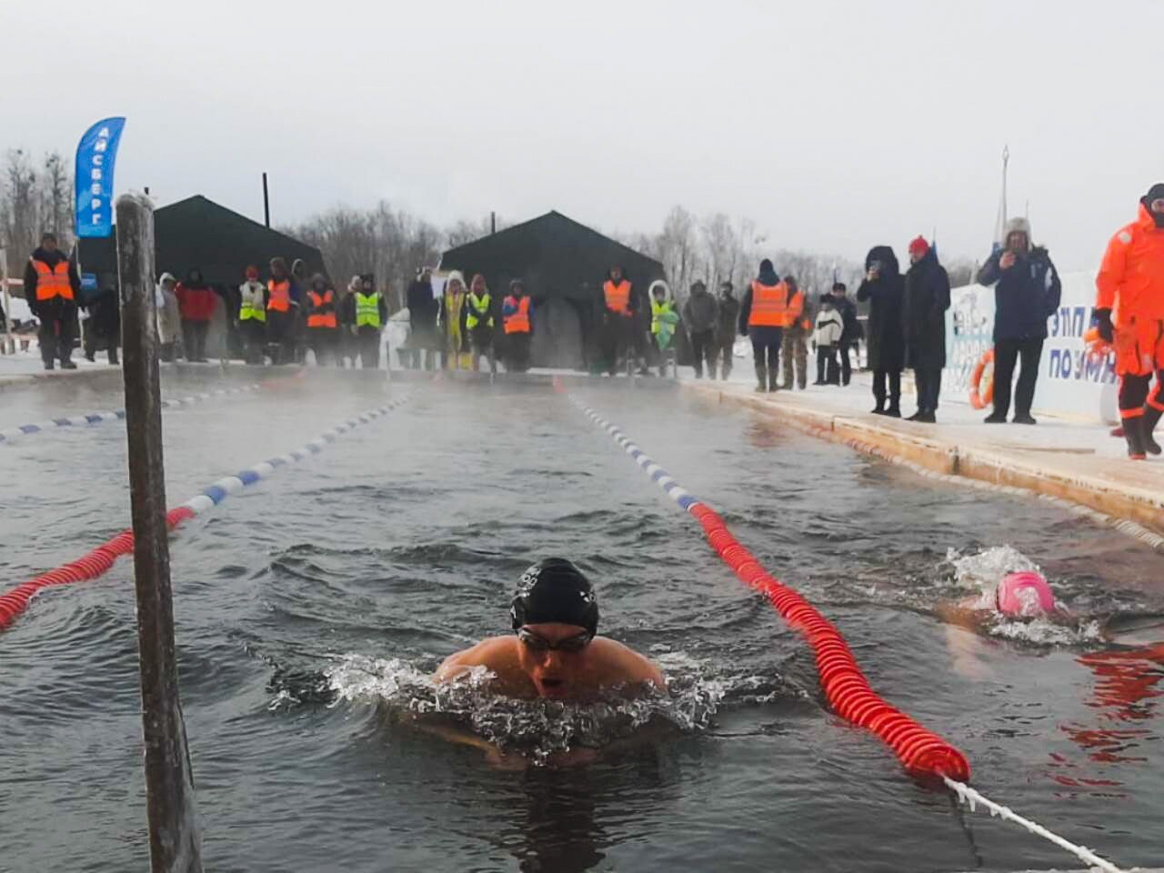 Более 70 спортсменов приняли участие в заплывах в крещенские морозы в Хабаровском крае