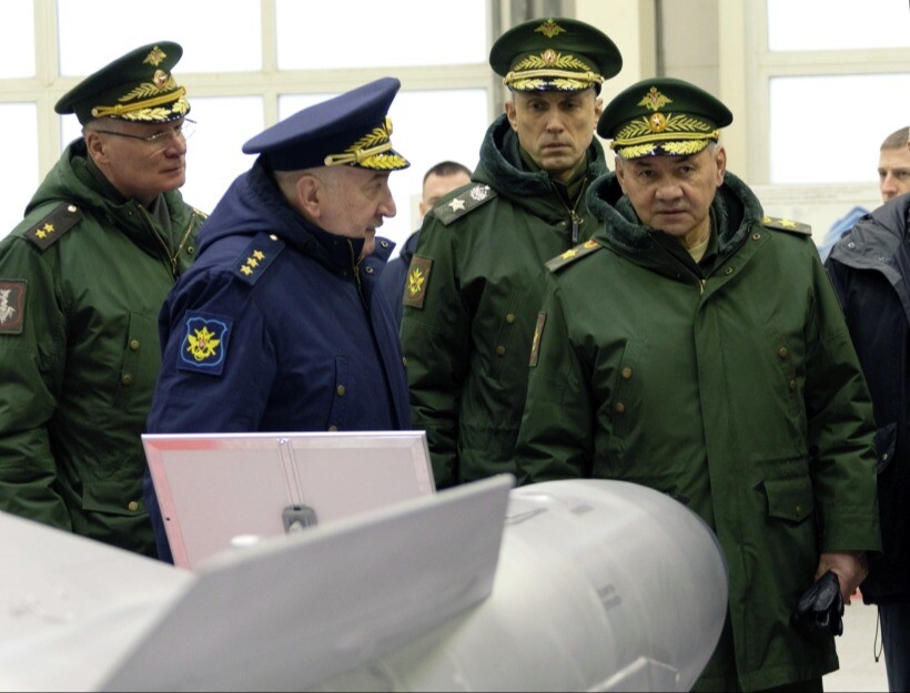 Шойгу проверил в Екатеринбурге производство "Калибров" и ракет для "Искандеров"