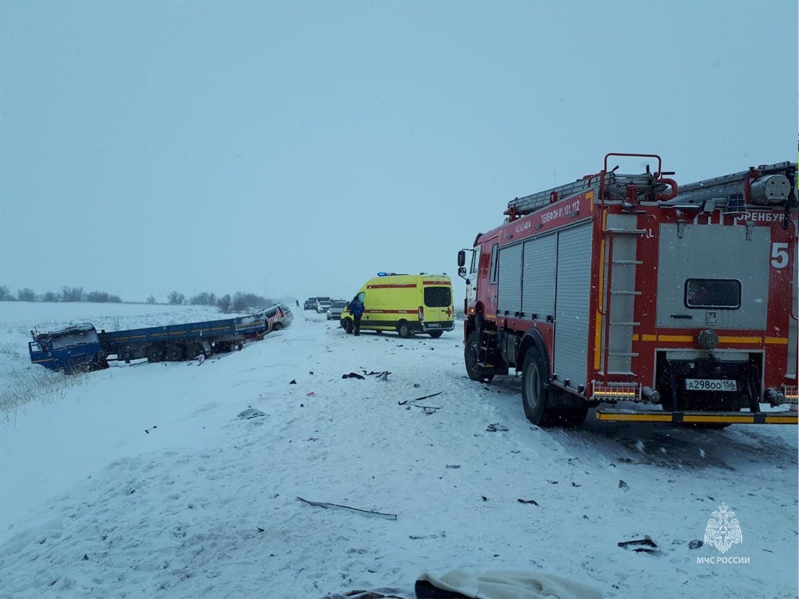 Пять человек погибли в массовом ДТП в Оренбуржье