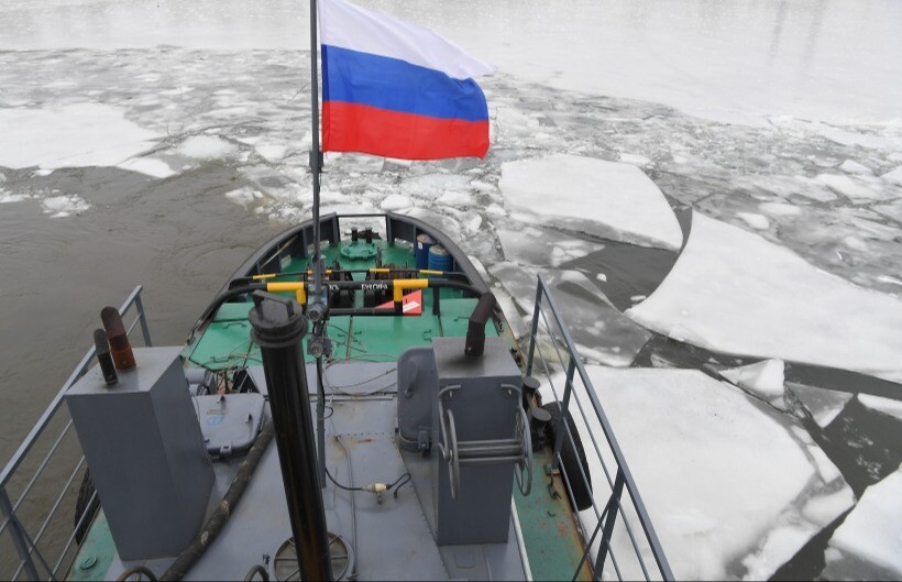 Спасатели вывели танкер "Остров Сахалин" из льдов Охотского моря к чистой воде