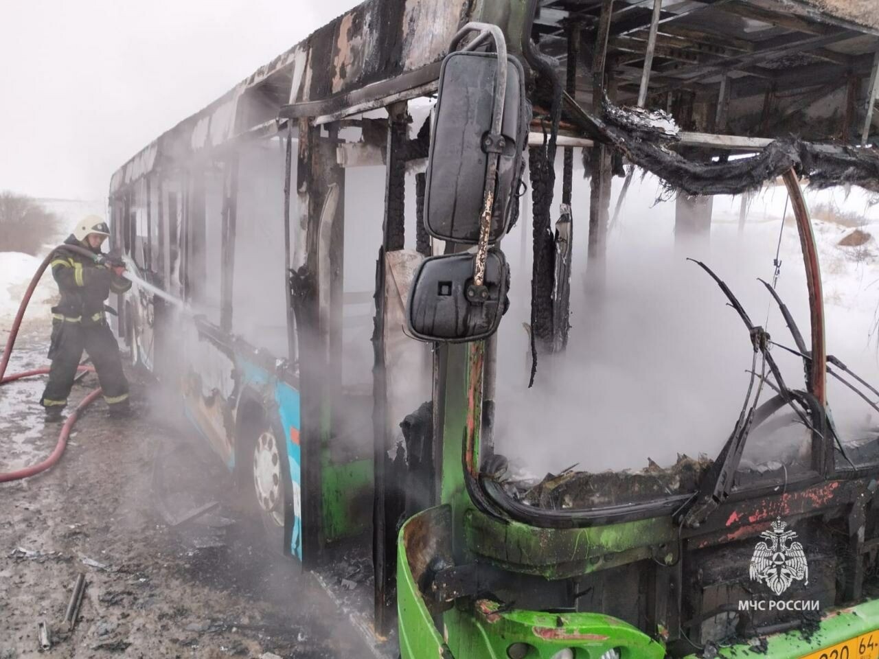 Автобус полностью сгорел в Саратове, пассажиры успели эвакуироваться