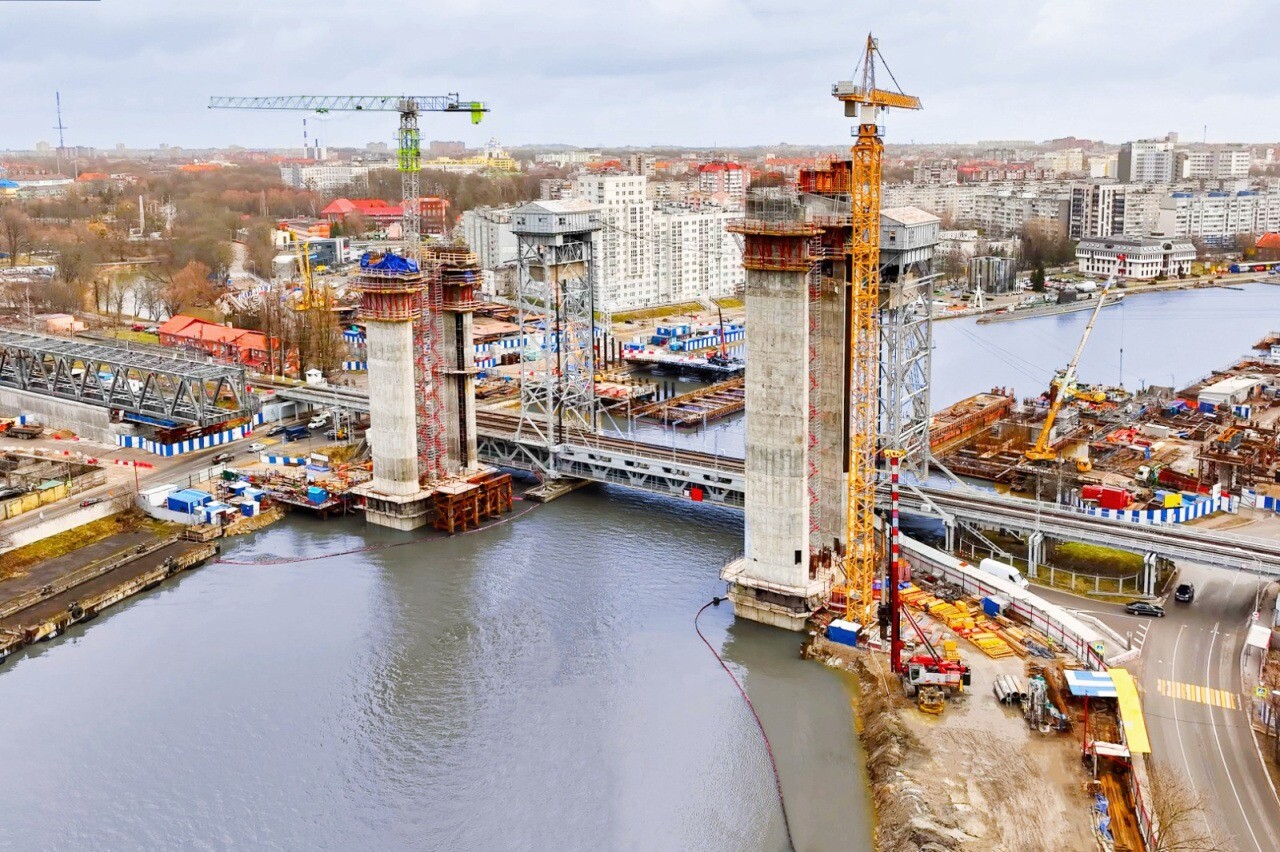 Первые башни железнодорожного моста через реку Преголя возведены в Калининграде