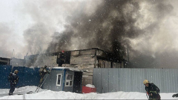 Локализован пожар в петербургском автосервисе