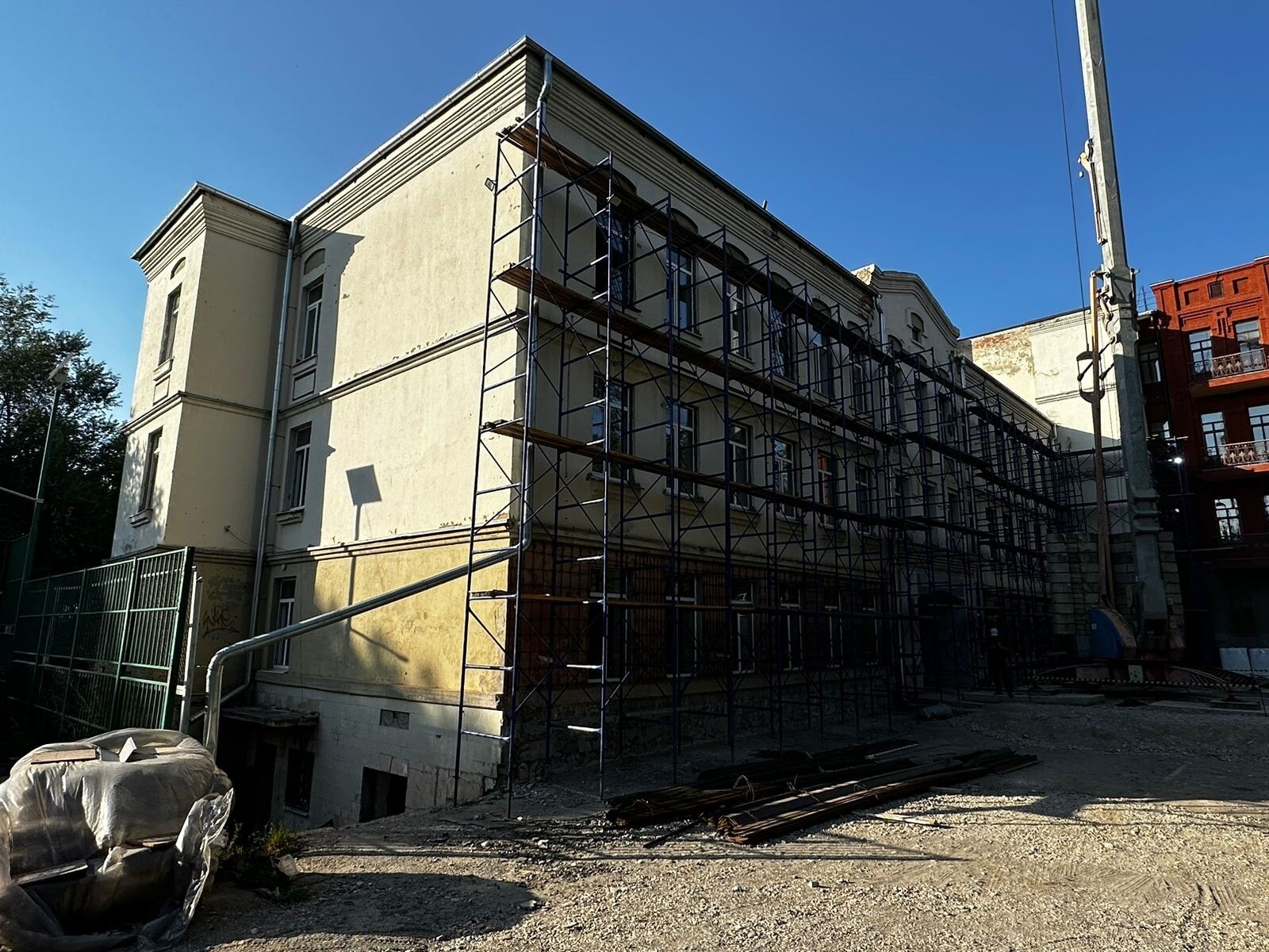 Реконструкция старейшей школы Кисловодска завершится в текущем году