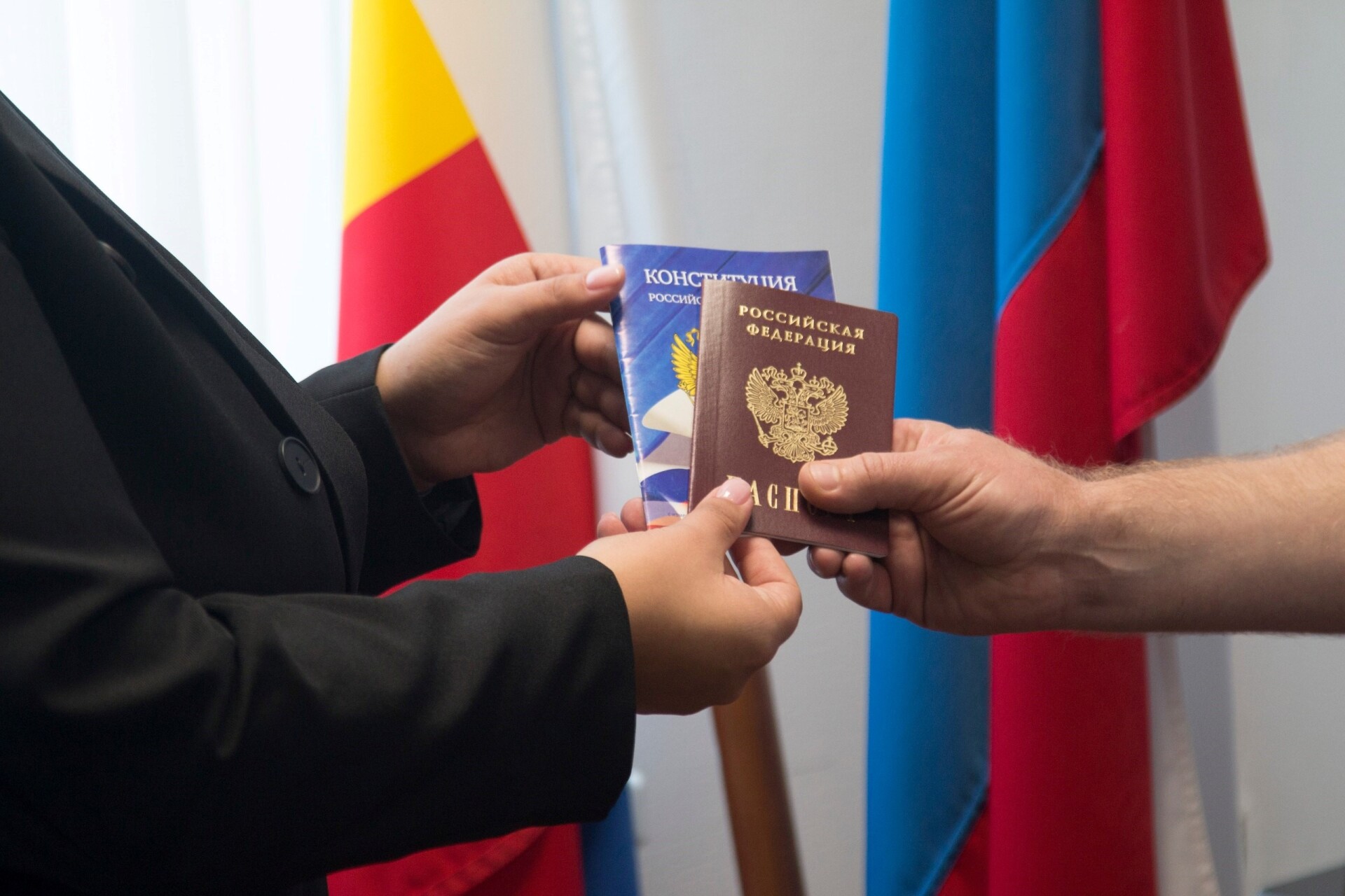 Более 2 млн российских паспортов выдано жителям новых регионов РФ