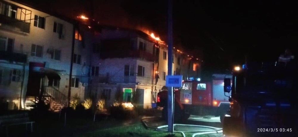 Пожарные тушат многоквартирный дом в Ростовской области