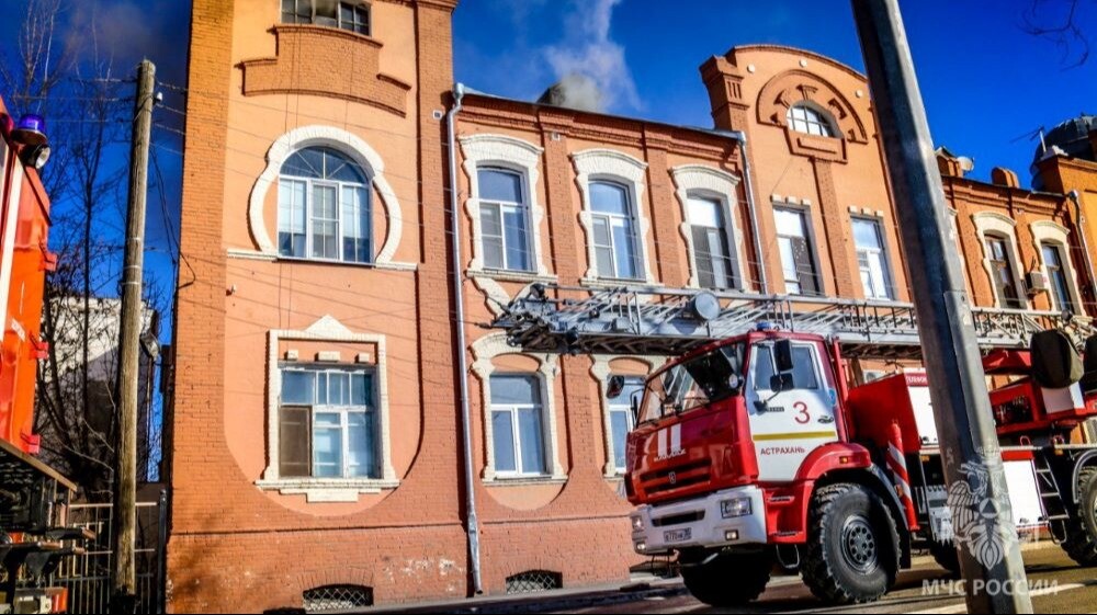 Кровля трехэтажного жилого дома горит в Астрахани