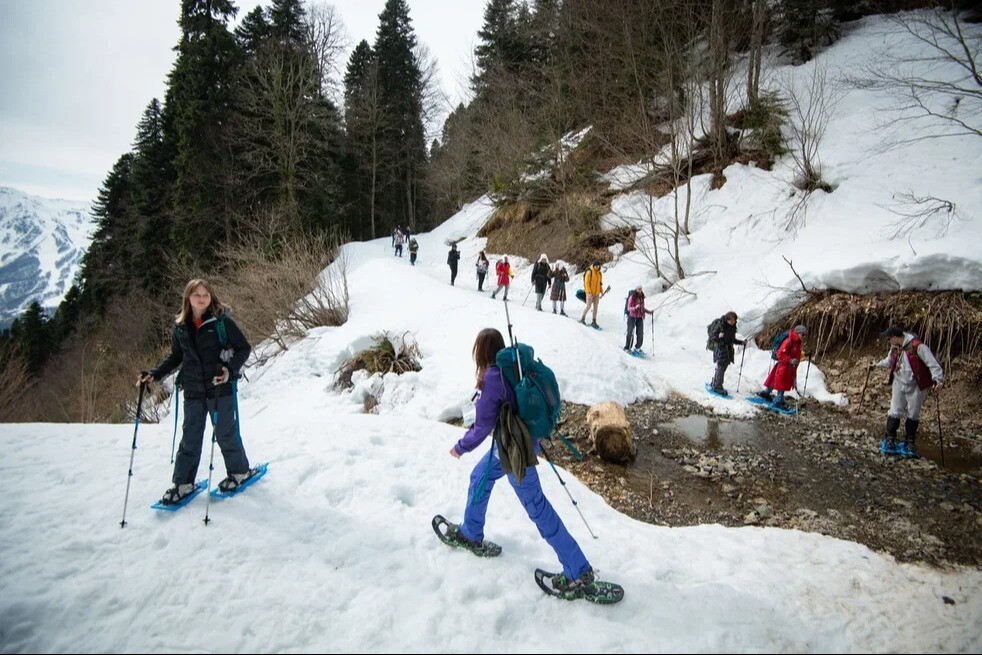 Сорок участников фестиваля молодежи совершили поход на снегоступах в Сочи