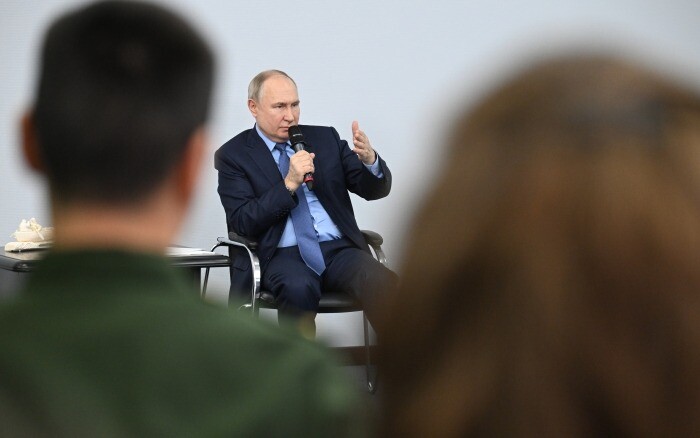 Путин поручил рассмотреть вопрос выплат совершеннолетним детям погибших участников СВО