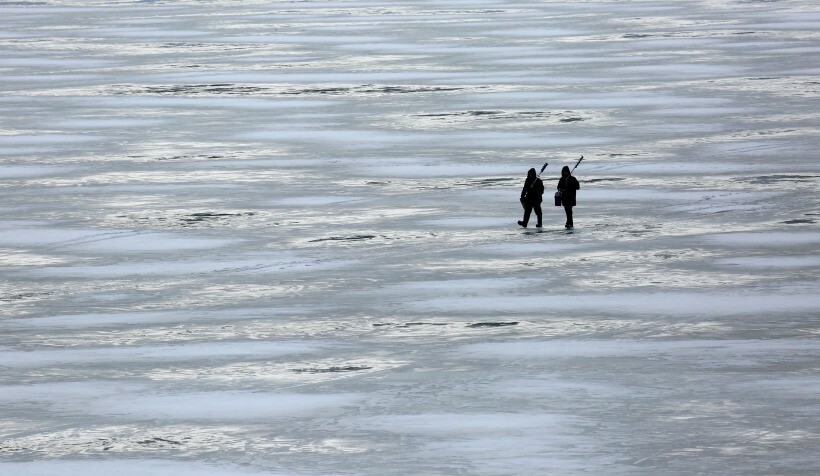 Четырех рыбаков на юге Сахалина уносит в море на льдине