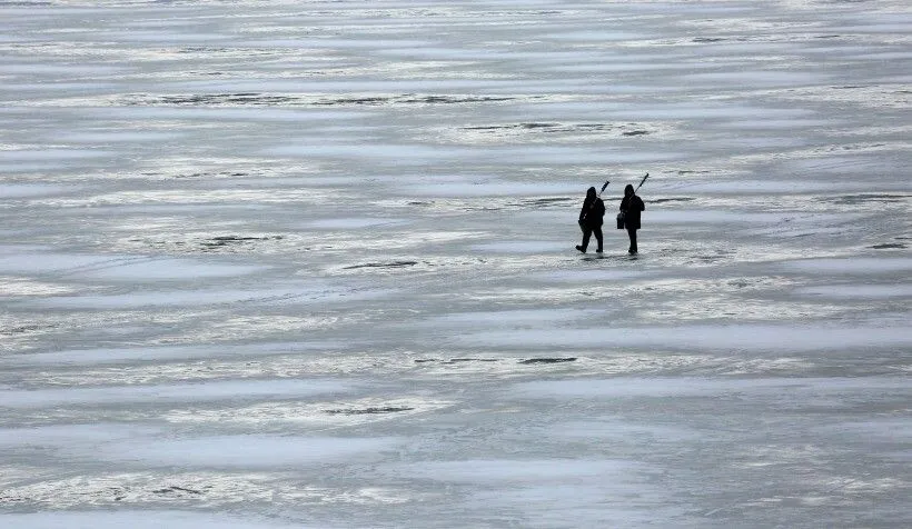 Четырех рыбаков на юге Сахалина уносит в море на льдине
