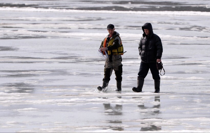 Лед распиливают на реке в Свердловской области для безопасного паводка