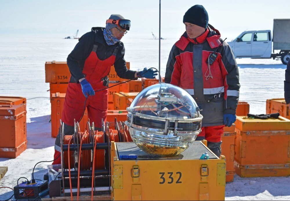 Новый кластер нейтринного телескопа монтируют ученые на льду Байкала