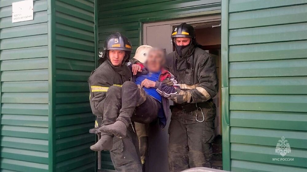 Четыре человека пострадали при обрушении крыши соцобъекта в Челябинске - МЧС