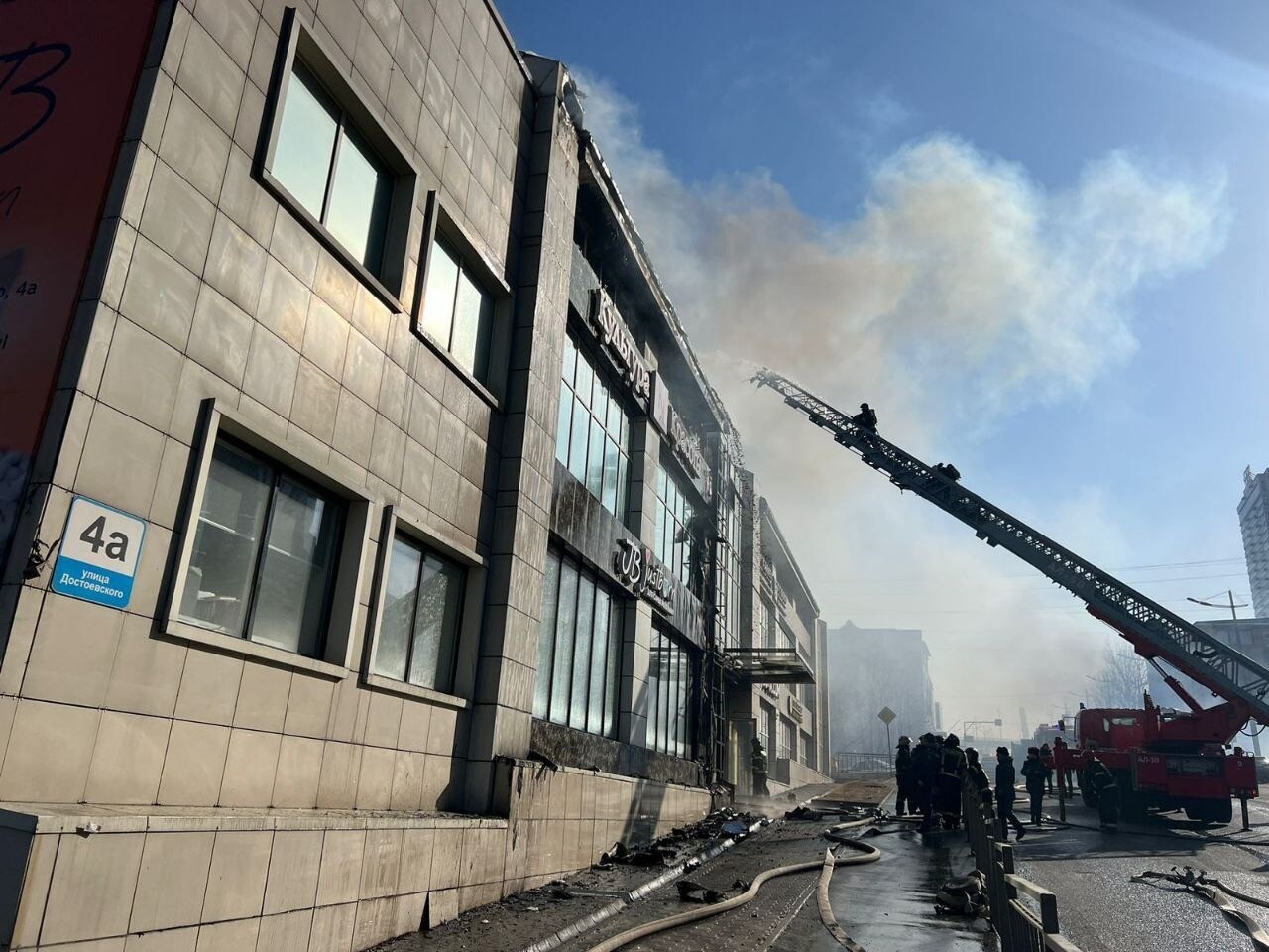 Офисное здание загорелось во Владивостоке