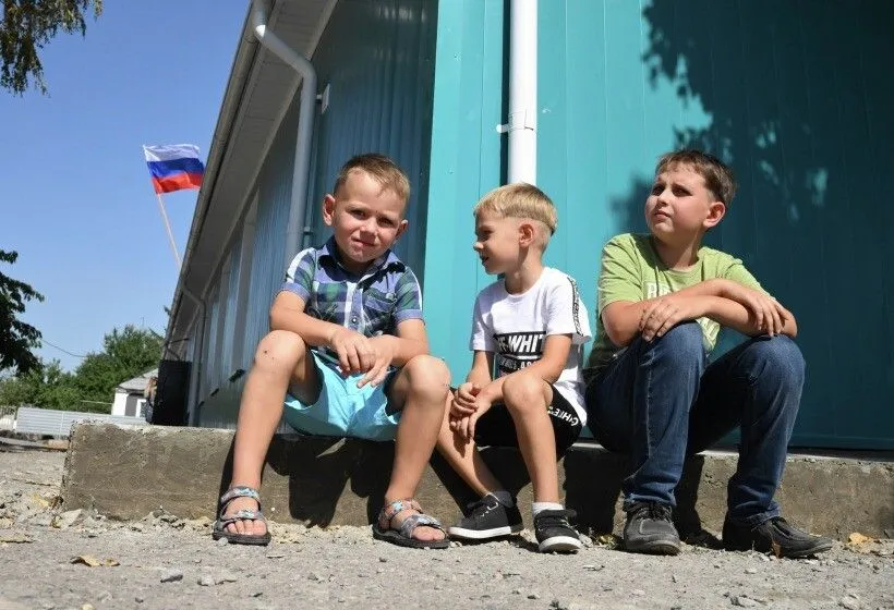 Госдума приняла закон об обязанности вывешивать российский флаг в вузах и детсадах