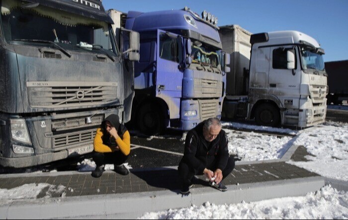 Движение грузовиков по Военно-Грузинской дороге временно запрещено