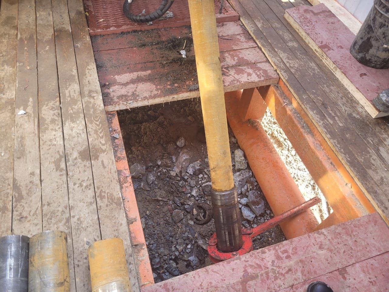 Специалисты пробурили половину разведывательной скважины на руднике в Приамурье