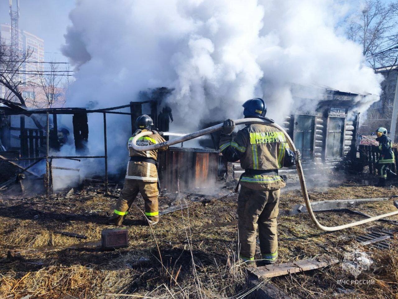 Трое мужчин погибли при пожаре в доме в столице Приамурья
