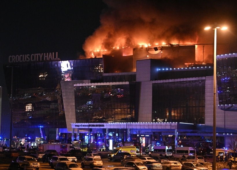 Концертный зал "Крокус сити холл" горит из-за вооруженного нападения, есть погибшие