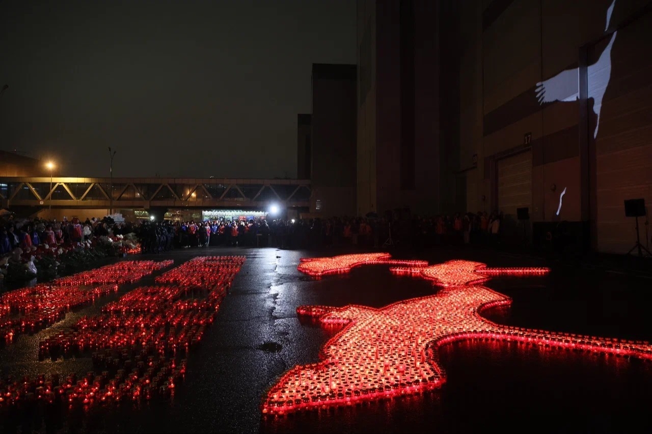Акция в память о жертвах теракта в "Крокус Сити" прошла в подмосковном Красногорске