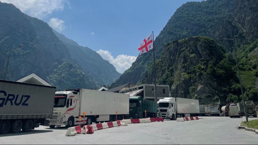 Почти 500 грузовиков стоят в очереди на границе РФ и Грузии в Северной Осетии