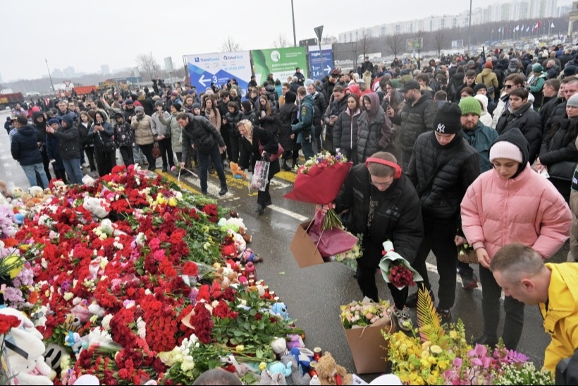 Около 30 тыс. человек приняли участие в акции памяти по погибшим в "Крокусе"