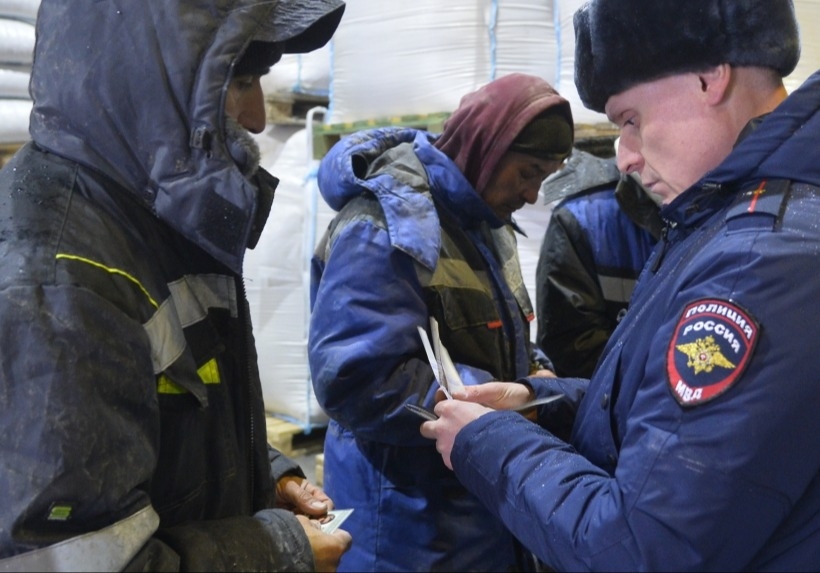 Почти 70 мигрантов-нелегалов выдворили из Кемеровской области