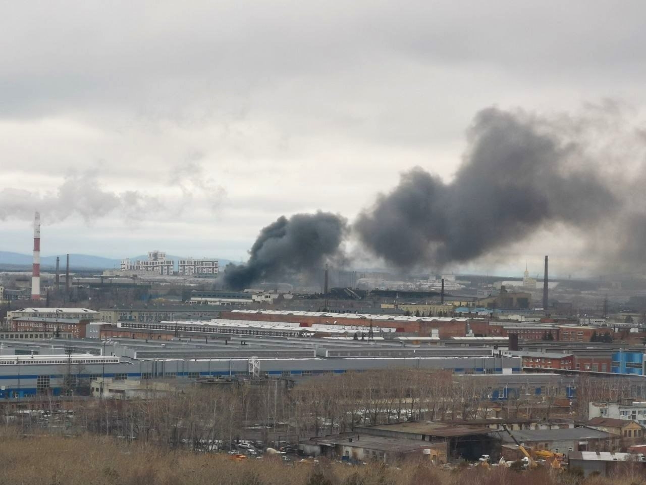 Площадь пожара на промплощадке в Екатеринбурге увеличилась до 4 тыс. кв. м