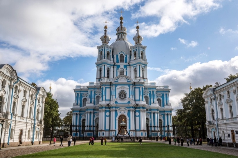Фасады Главного штаба и Смольного собора готовят к реставрации в Петербурге
