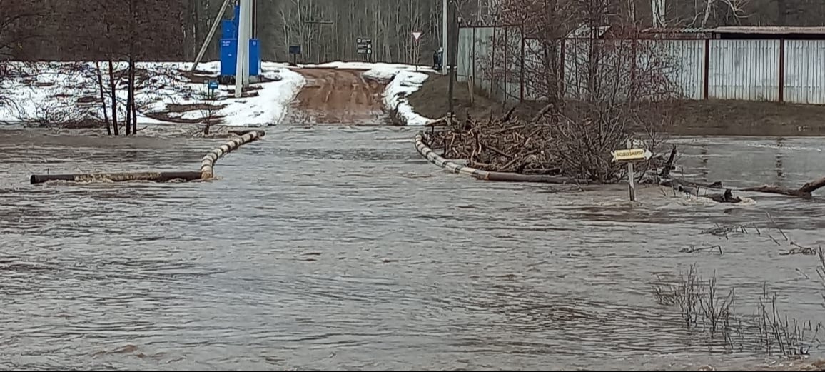 Мост в поселке Паника Оренбургской области смыло потоком паводковых вод