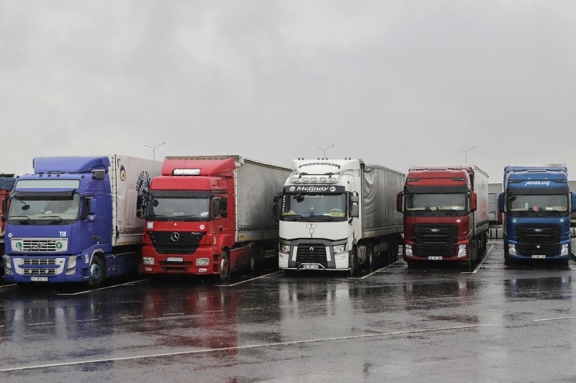 Более 2 тыс. грузовиков остаются в очереди на российско-грузинской границе