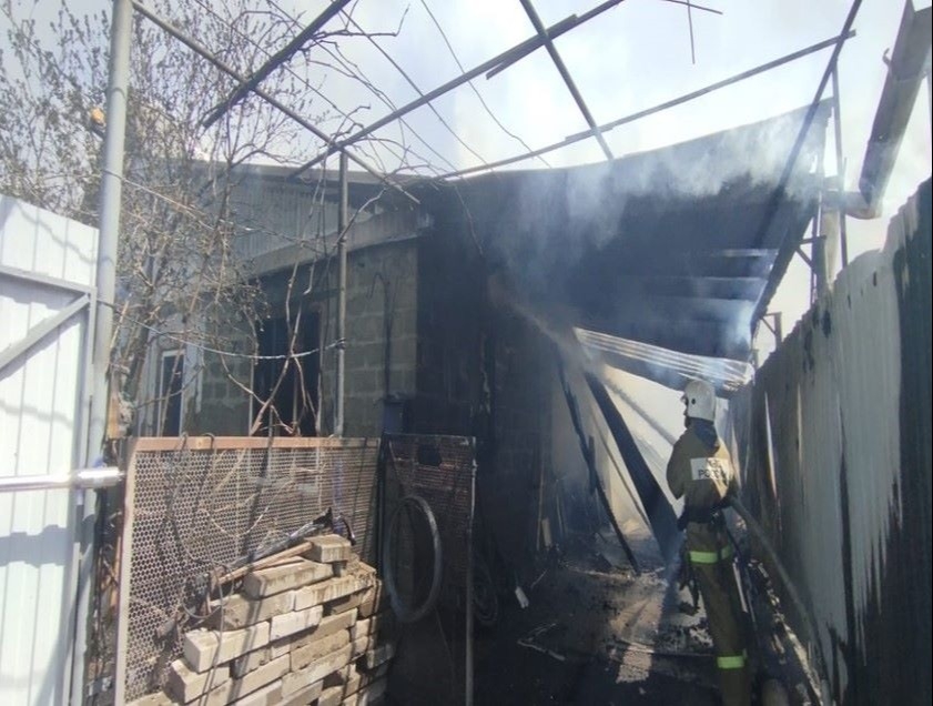 Ликвидирован пожар в станице на Кубани, где загорелись три дома