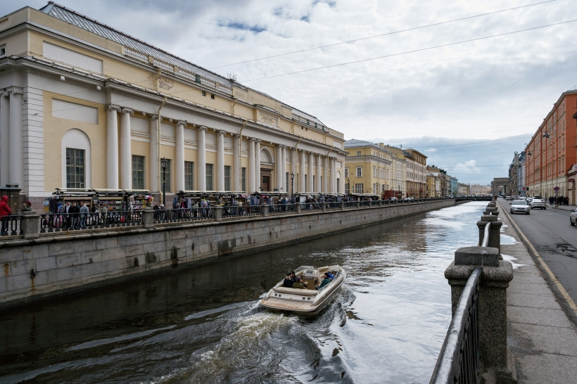 Российские туристы проведут майские праздники в Санкт-Петербурге, Москве и Казани