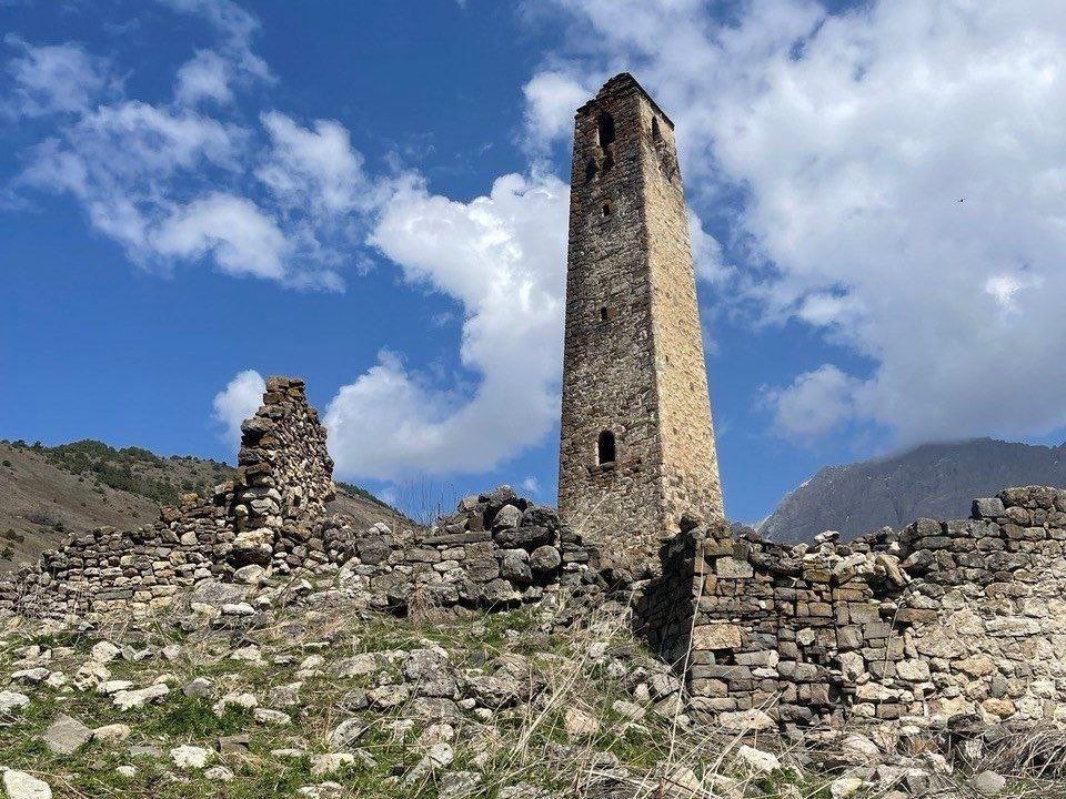 Часть стены средневековой башни обрушилась в Ингушетии