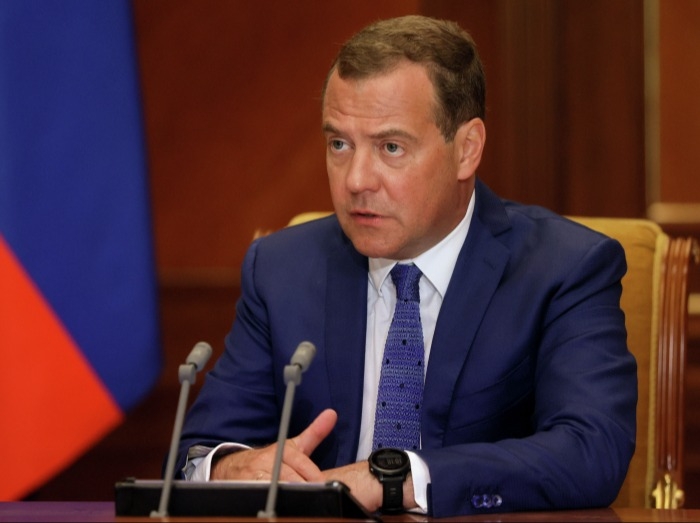 Медведев: Предлагается предусмотреть в законодательстве РФ возможность прекращения имущественных прав иностранцев