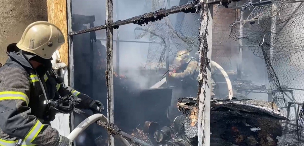 Пожар на складе тушат в Краснодаре