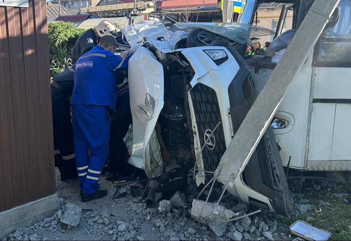 Автобус врезался в автомобиль в Анапе, пострадали четыре человека