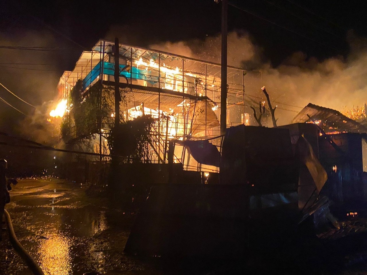 Пожар на базе отдыха в Темрюкском районе Кубани полностью потушен