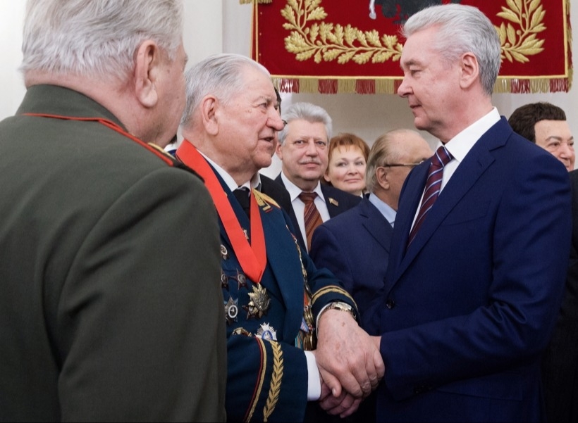 Собянин вручил орден "За заслуги перед Отечеством" ветерану войны Ивану Слухаю