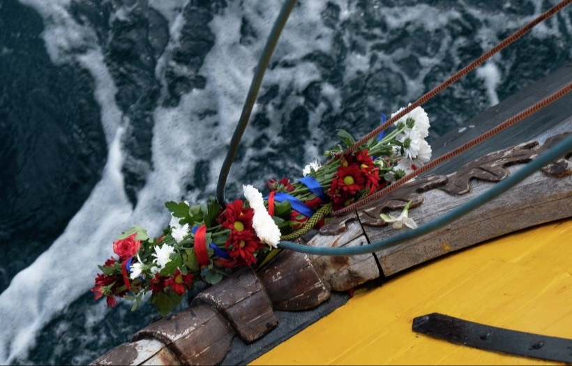 Венок в память о погибших моряках спустили в Тихий океан на Камчатке