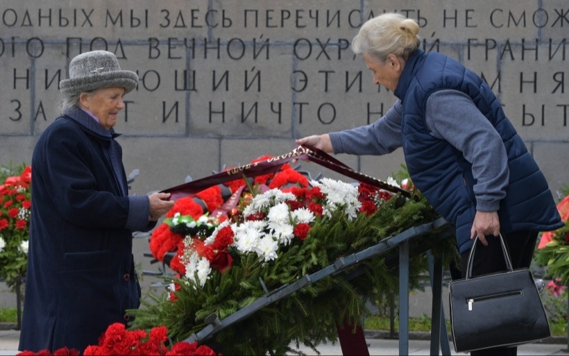 На Пискаревском кладбище Петербурга возложили цветы